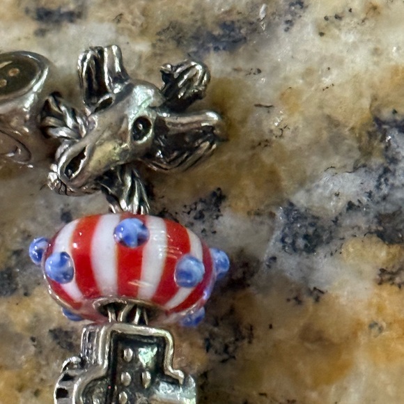Rare & Retired Pieces.Beautiful bracelet with special charms. - Picture 16 of 16